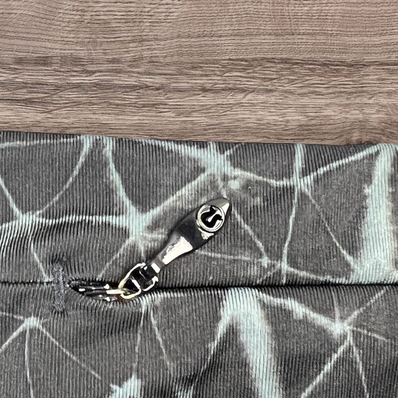 Lulelemon Black & Gray Constellation Print Wonder Under 7/8 Length Leggings 4 - Picture 10 of 16